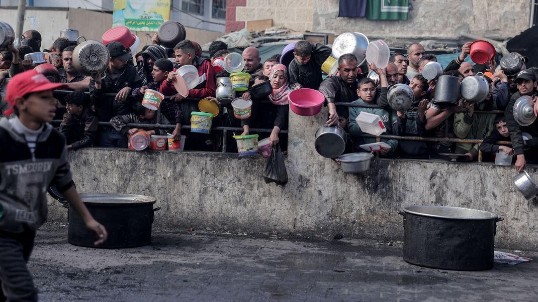 Palästinenser in Gaza an einer Spendenstelle für Lebensmittel.&nbsp;