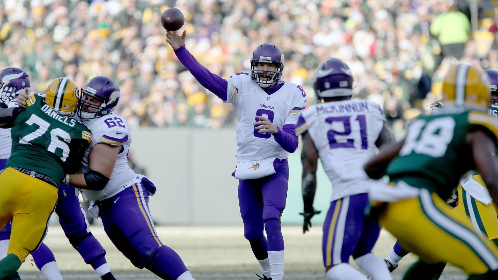 
                <strong>2016: Minnesota Vikings</strong><br>
                Mit fünf Siegen starteten sogar die Minnesota Vikings. Das gelang ihnen sogar ohne ihren nominellen Starter Teddy Bridgewater, der sich kurz vor Saisonauftakt schwer verletzt hatte. Sam Bradford kam per Trade und machte seine Sache zunächst gut. Er konnte aber nicht verhindern, dass danach nur noch drei weitere Erfolge hinzukamen. Die Probleme der Vikings, die für den Großteil der Saison auch auf Running Back Adrian Peterson verzichten mussten, waren einfach zu groß.
              