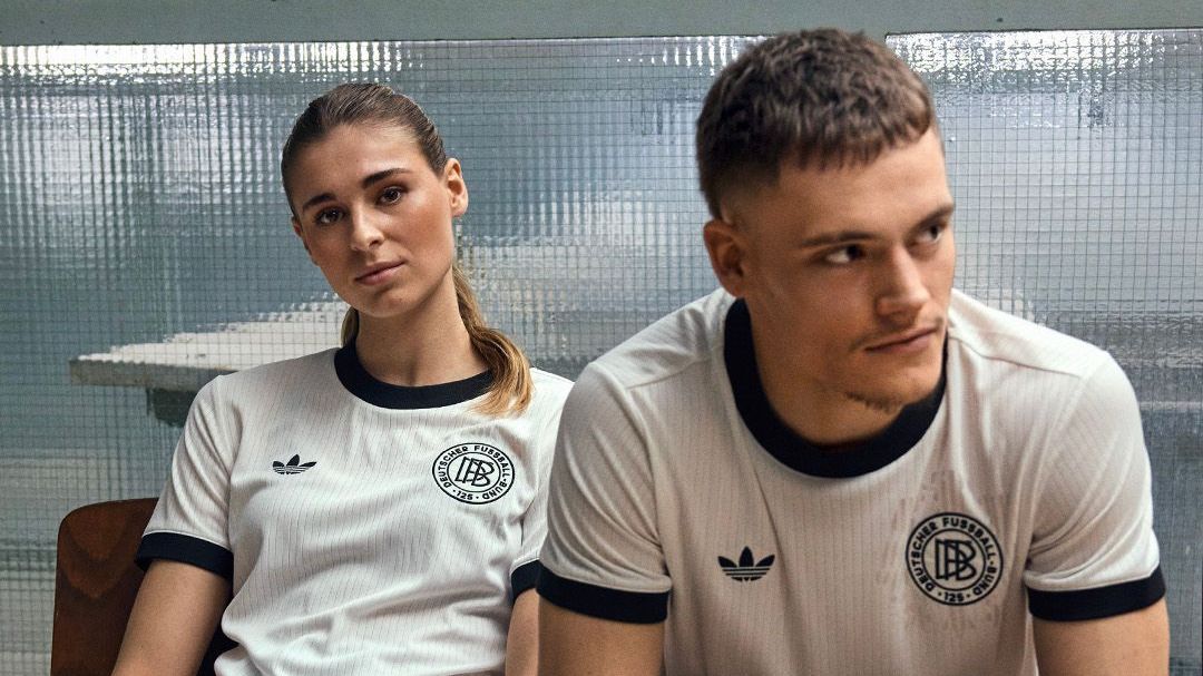 <strong>Das neue DFB-Trikot<br></strong>Zum 125-jährigen Jubiläum veröffentlicht der DFB ein neues Trikot: In Zusammenarbeit mit Partner adidas kreierte der Verband ein weißes Jersey mit schwarzen Akzenten sowohl für die Frauen (Jule Brand) als auch die Männer (Flo Wirtz).