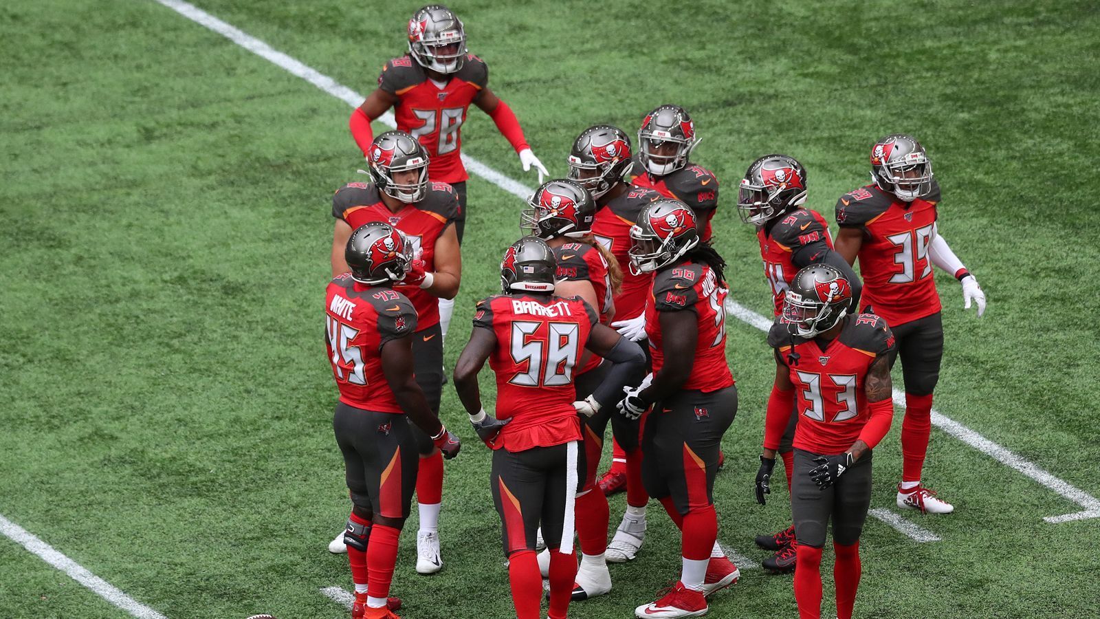 
                <strong>Platz 25: Tampa Bay Buccaneers - 376,7 zugelassene Yards pro Spiel</strong><br>
                In Tampa Bays Defensive liefert Linebacker Shaquill Barrett eine One-Man-Show ab. Der 26-Jährige steuert 11,5 Sacks bei - und damit mehr als der Rest des Teams zusammen. Von den zehn anderen Akteuren auf dem Feld muss mehr kommen. Das gegnerische Laufspiel unterbinden die "Bucs", da macht ihnen kein NFL-Team etwas vor. In der Passabwehr dagegen rangiert das Team von Head Coach Bruce Arians so viele Yards wie kein anderes Team. Und: In fünf der letzten sieben Spiele gaben die Bucs über 30 Punkte ab.Turnover: 15 - Interceptions: 6 / Fumbles: 9  Sacks: 21zugelassene Punkte pro Spiel: 31
              