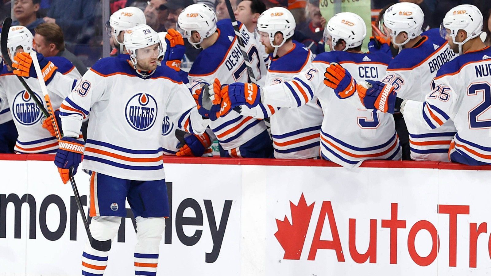 
                <strong>Edmonton Oilers</strong><br>
                Bereits als zweites Team der Western Conference hatten sich die Edmonton Oilers ihren Platz in den Playoffs gesichert - und das auf höchst spektakuläre Art und Weise. Beim 6:0-Sieg gegen die Anaheim Ducks gelang Deutschlands Superstar Leon Draisaitl nicht nur ein Hattrick, er durchbrach gleichzeitig auch noch die 50-Tore-Marke. Die Oilers stehen damit zum vierten Mal in der Postseason der NHL.
              