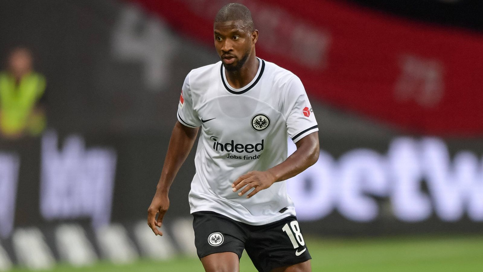 
                <strong>Eintracht Frankfurt (Champions League)</strong><br>
                &#x2022; Neu: Philipp Max, Almamy Toure (Foto), Aurelio Buta<br>&#x2022; Gestrichen: Jens Grahl, Jerome Onguene, Luca Pellegrini<br>
              