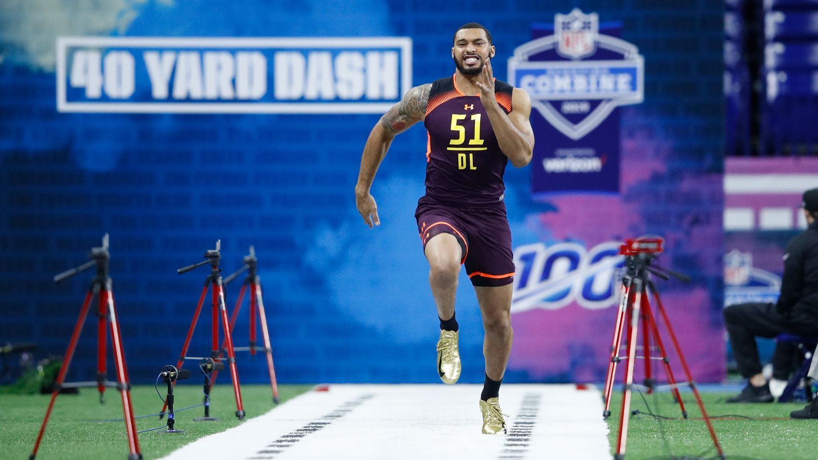 
                <strong>Montez Sweat (Defensive End, Mississippi)</strong><br>
                Lieferte eine starke Allroundleistung ab und gehörte in allen Disziplinen zu den besten auf der Position des Defensive Ends. Trotz seiner Körpergröße von 1,96 und 111 kg mit einer herausragenden Zeit beim 40-Yard Dash. Seine Armspannweite und großen Hände machen ihm zum starken Tackler. In den letzten beiden Jahren am College einer der besten Pass Rusher. Einzig Bedenken: könnten wegen seiner Vergangenheit einige Interessenten abschrecken.
              