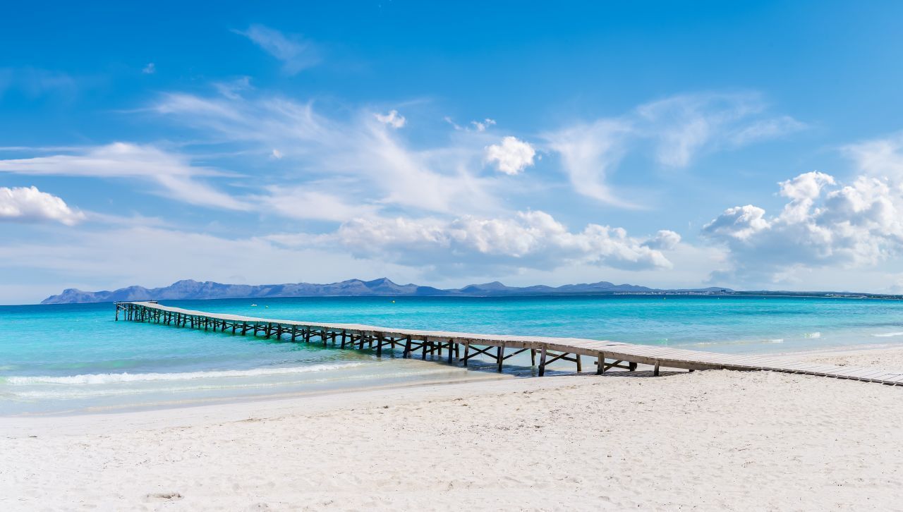 Absolut insta-tauglich! In der Bucht von Alcúdia im Norden liegt der längste und schönste Strand der Insel: die Playa de Muro. Sand so fein und weiß wie Puderzucker auf einer Länge von rund 6 Kilometern. Der berühmteste Holzsteg Mallorcas führt ins türkisfarbene Meer. Windsurfen, Stand-up-Paddle-Boarding, Tauchen, Kajaking oder Paragliding - kann man hier alles machen. Bei einem Reit-Ausflug geht's durch den Naturpark s’Albuf