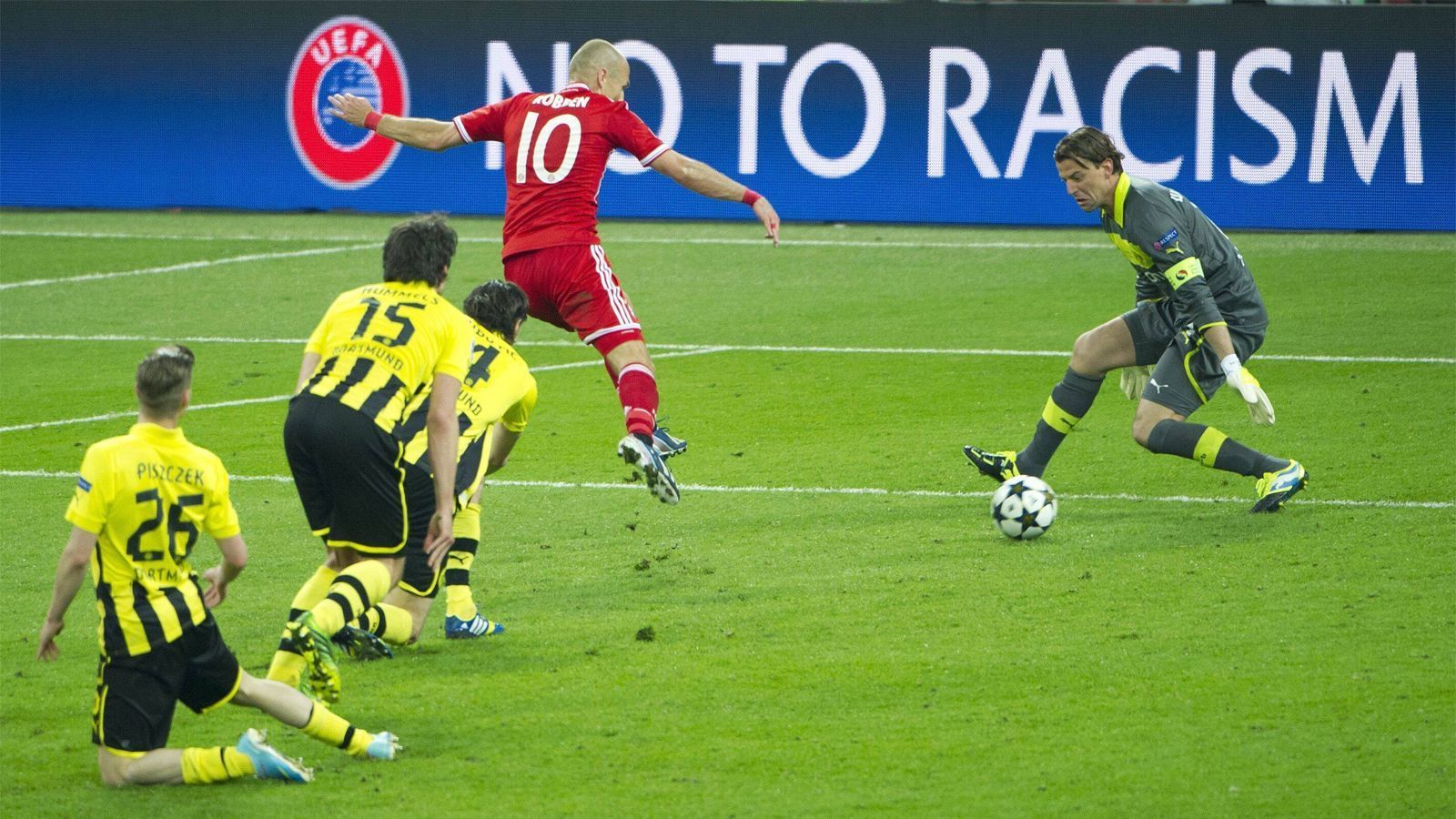 
                <strong>2012/13 - Borussia Dortmund - FC Bayern München</strong><br>
                &#x2022; <strong>Ergebnis:</strong> 1:2 (0:0) - <br>&#x2022; <strong>Tore:</strong> 0:1 Mario Mandzukic (60.) , 1:1 Ilkay Gündogan (67./FE) , 1:2 Arjen Robben (89.) <br>
              