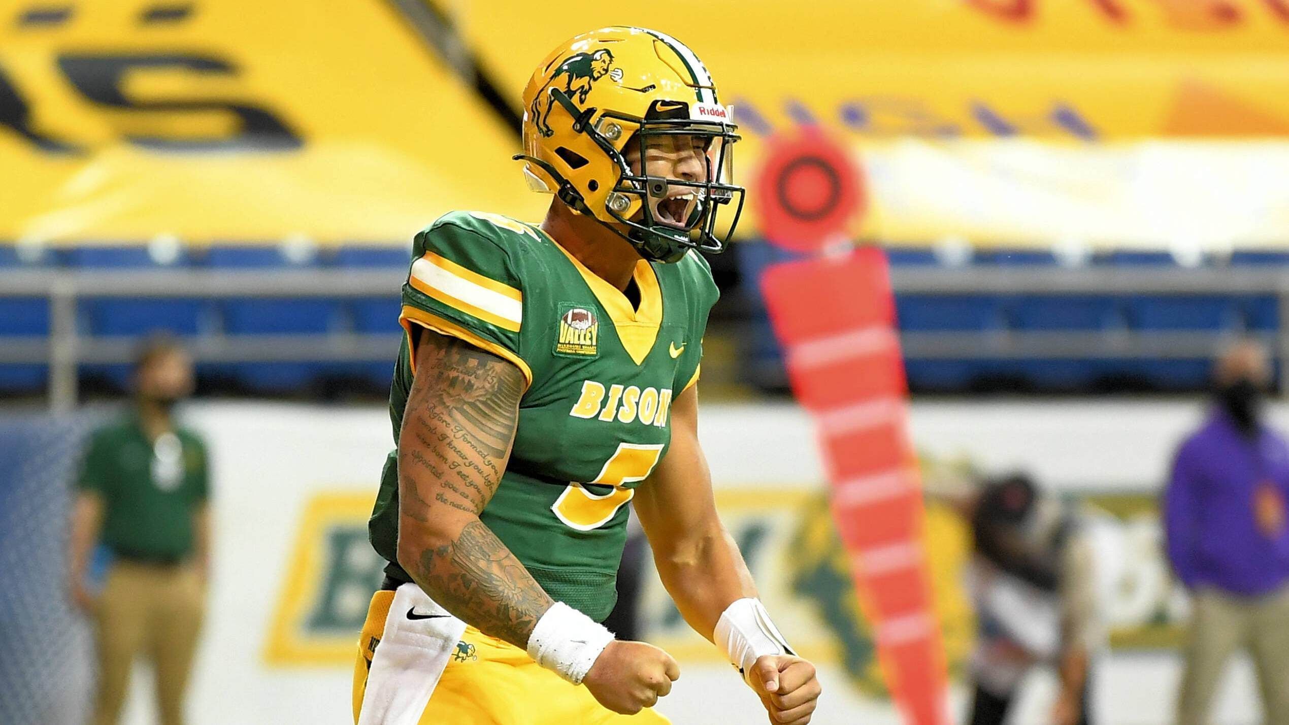 
                <strong>Trey Lance (North Dakota State) </strong><br>
                Ein weiterer möglicher Kandidat für die New England Patriots ist Trey Lance von North Dakota State. Der 20-Jährige wird im Moment von den Experten im oberen Mittelfeld des Draft Boards gelistet, was für die Patriots (derzeit mit dem 13. Draft Pick) durchaus in Reichweite liegt. Lance bringt für Belichick und Co. alles mit, was von einem modernen Quarterback verlangt wird. Mit einer Körpergröße von 1,93 Meter erinnert er nicht nur physisch an den diesjährigen Nummer-Sechs-Pick Justin Herbert, auch sportlich ist er in einer ähnlich Region anzusiedeln. Neben einem starken Arm und guter Präzision zeichnet ihn auch die Fähigkeit im Laufspiel aus. Mit Cam Newton (acht Rushing-Touchdowns in sieben Spielen) zeigen die Patriots zudem, dass sie ihren Quarterback aktuell und auch zukünftig ins Laufspiel einbauen wollen. 
              