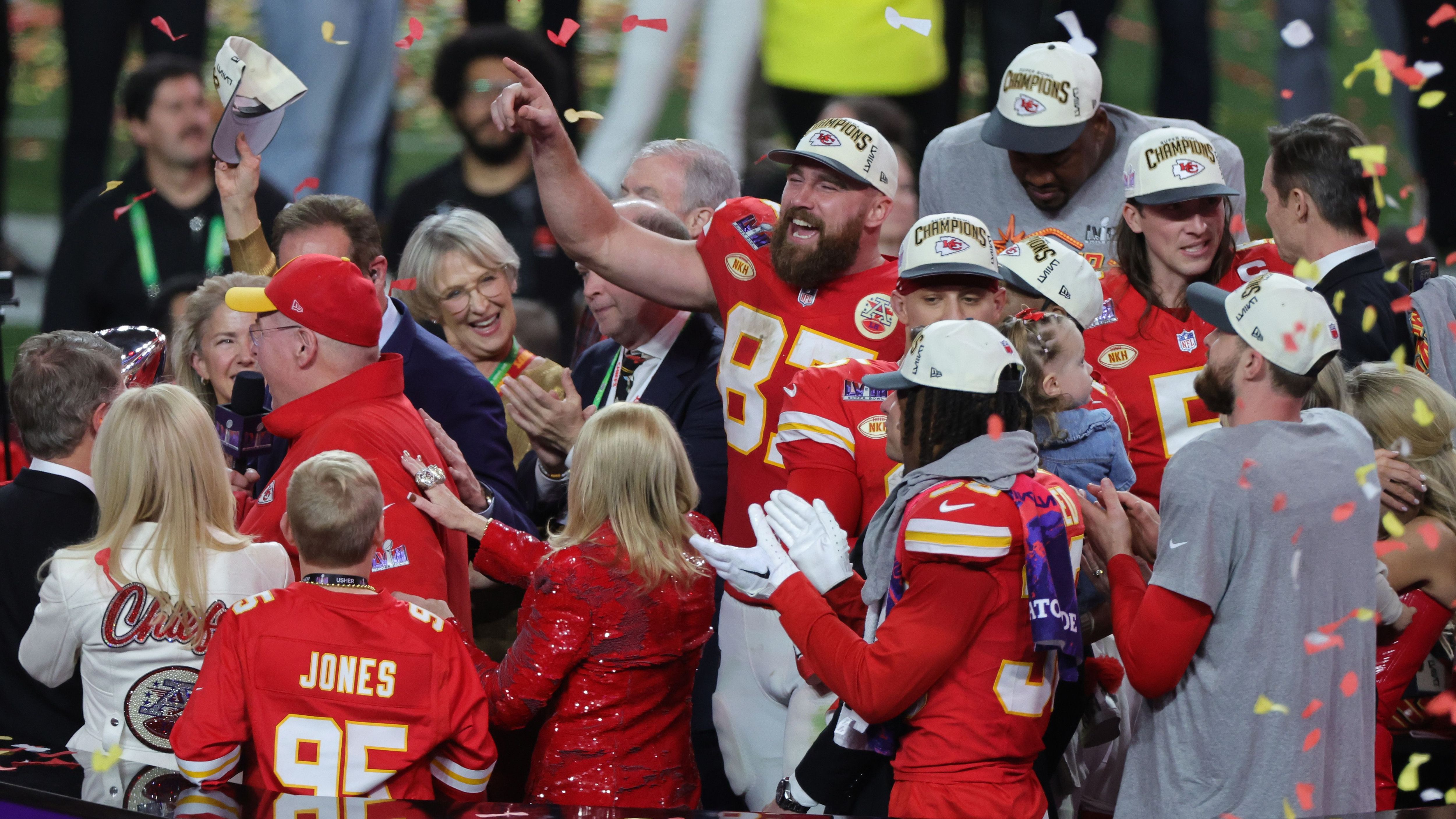 <strong>Die neuen Super-Bowl-Rekorde nach dem Super Bowl LVIII</strong><br>Der Super Bowl zwischen den Kansas City Chiefs und den San Francisco 49ers ist zweifellos einer für die Geschichtsbücher. Beim 25:22 nach Overtime des Titelverteidigers aus Missouri werden viele neue Rekorde aufgestellt. <em><strong>ran</strong></em> zeigt sie.