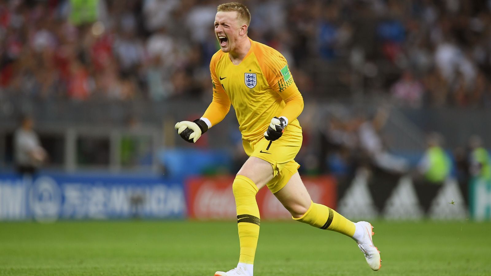 
                <strong>Jordan Pickford (England)</strong><br>
                Von Beginn an hellwach bei hohen Bällen und Schüssen. Auch wenn Pickford am Boden angespielt wird, hat er – anders als viele seiner Vorgänger – alles unter Kontrolle. Bolzt die Bälle so weit, ein NFL-Kicker könnte glatt neidisch werden. Nur kurz vor der Pause landet der Abschlag doch mal beim Gegner – ohne Folgen. Beim 1:1 durch Perisic ist Pickford machtlos. Hält, was er halten kann. Und mehr: Klärt in der 105. Minute weltklasse gegen Mandzukic. Nur um am Ende doch noch vom Ex-FCB-Stürmer überwunden zu werden. ran-Note: 2
              