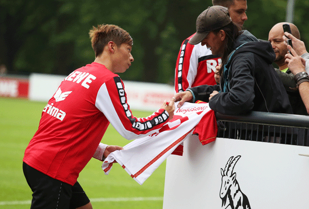 
                <strong>1. FC Köln</strong><br>
                Kazuki Nagasawa erfüllt den Wunsch eines Autogrammjägers
              