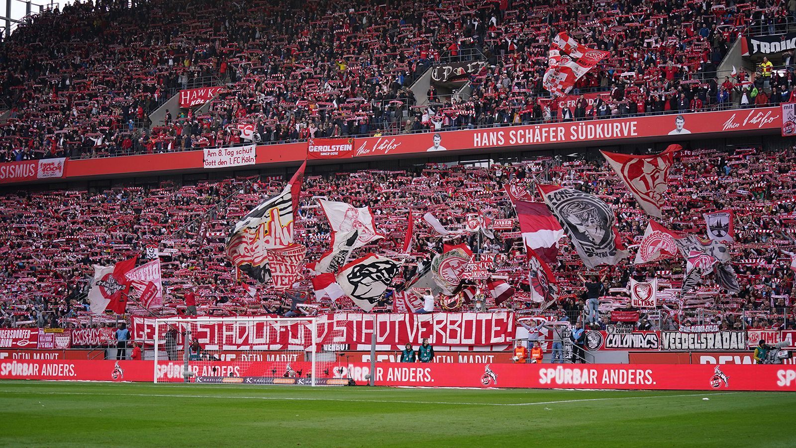 
                <strong>Politik könnte Fan-Rückkehr in Deutschland verzögern</strong><br>
                Der Fußball und alle anderen Sportarten in Deutschland müssen wahrscheinlich bis zum Jahresende weitestgehend ohne Zuschauer auskommen. Das geht aus der Beschlussvorlage für die Beratungen von Bundeskanzlerin Angela Merkel mit den Ministerpräsidenten am Donnerstag hervor. Ausnahmen sollen allenfalls in Regionen mit niedriger Zahl an Neuinfektionen gemacht werden. Vorher hatte Bundesinnenminister Horst Seehofer für eine Teil-Zulassung von Fans plädiert. ran.de zeigt, wie der Stand bei der Fan-Rückkehr in Europas Fußball-Ligen ist.
              