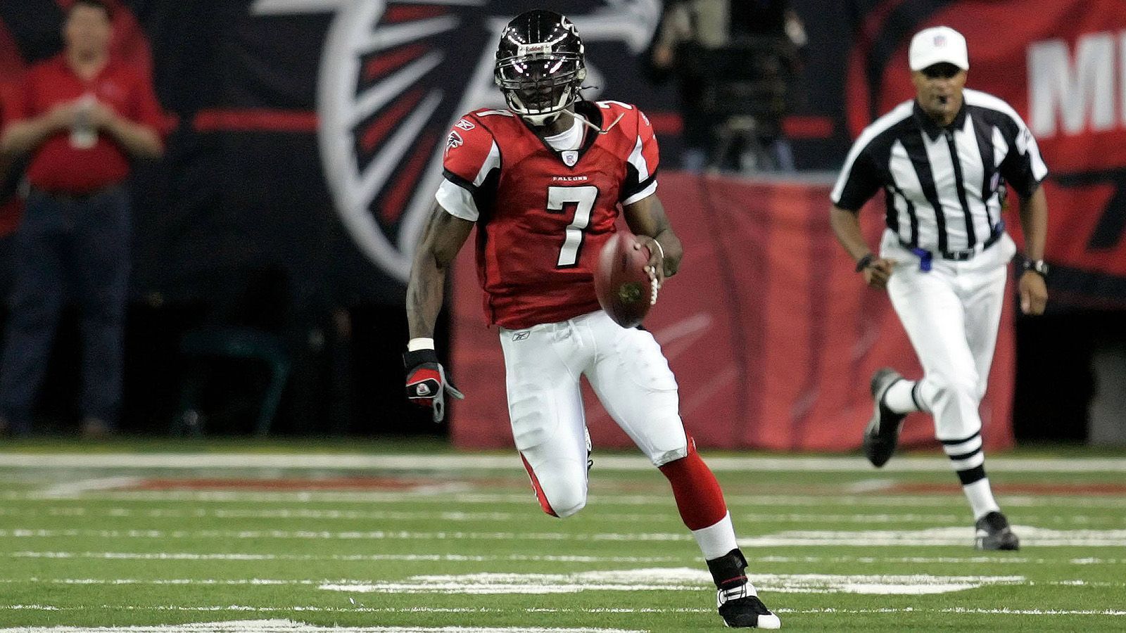 <strong>5. Michael Vick, QB (2001, Atlanta Falcons)</strong><br>Revolutionierte die Position des Quarterbacks mit seiner einzigartigen Athletik.