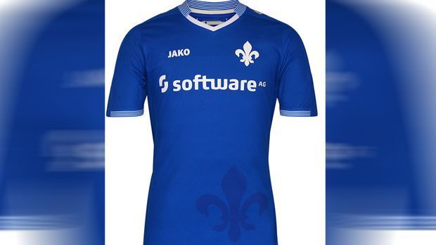 
                <strong>Das neue Heimtrikot von Darmstadt 98</strong><br>
                Darmstadt 98 geht im klassisch blauen Trikot zuhause auf Punktejagd. Und hat mehrere Details ins neue Jersey eingearbeitet: unterhalb des Kragens die Gegengerade, die Lilie auf der Brust und eine weitere Lilie am unteren rechten Rand. 
              