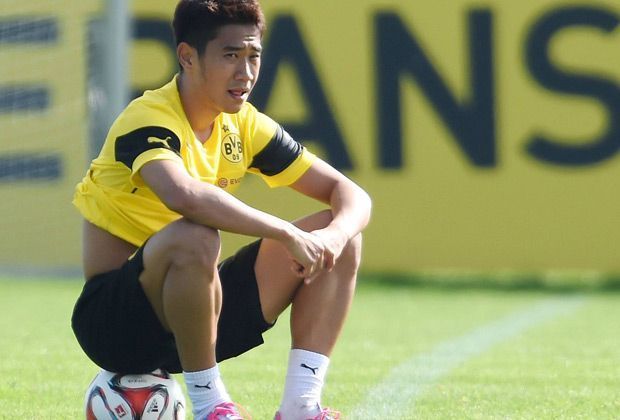 
                <strong>Shinji Kagawa</strong><br>
                Unglaublich, aber wahr - die BVB-Seuche geht weiter. Jetzt hat es laut "Bild" auch noch Shinji Kagawa erwischt. Der Japaner griff sich am Donnerstag im Training an die Leiste und musste die Einheit abbrechen - ein Einsatz am Samstag ist dennoch wahrscheinlich.
              