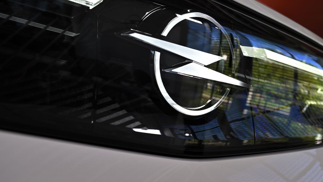 Das Opel-Logo an einem Auto im Werk der Opel Eisenach GmbH
