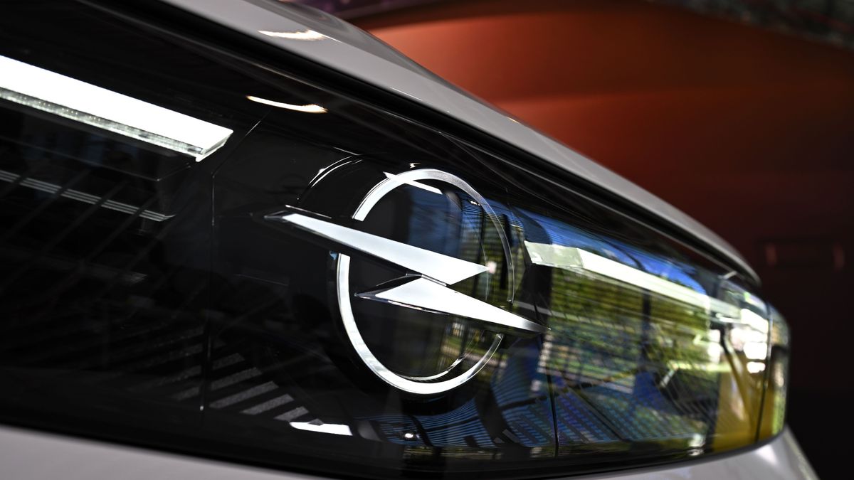 Der Mutterkonzern von Opel, Peugeot und Fiat, Stellantis, muss weltweit rund 750.000 Autos wegen akuter Brandgefahr zurückrufen.