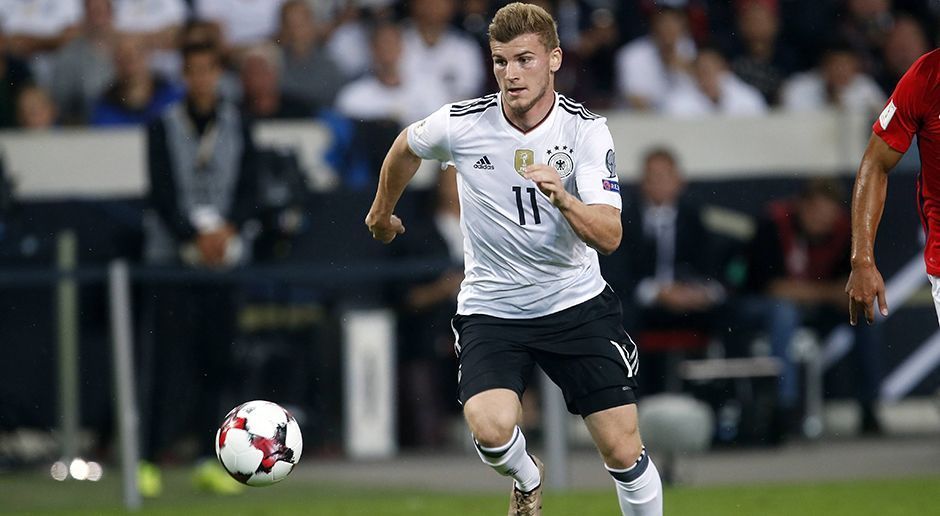 
                <strong>Angriff: Timo Werner</strong><br>
                Mit einem Kopfballtreffer gegen Frankfurt im September 2013 avancierte Timo Werner zum jüngsten Bundesliga-Torschützen der VfB-Historie. In den kommenden Jahren kam das Talent mit den hohen Erwartungen aber nicht mehr zurecht und seine Entwicklung ins Stocken. Seit seinem Wechsel zu RB Leipzig blüht der 21-Jährige auf wie nie zuvor. Genauso wie in Leipzig sorgt er nun auch in der Nationalelf für Furore. In seinen ersten acht Länderspielen erzielte Werner bereits sechs Tore. Sturmkollege Mario Gomez prophezeit ihm bereits eine große Zukunft: "Er wird die nächsten zehn Jahre in Deutschland im Sturm dominieren", sagte dieser nach dem Norwegen-Spiel.
              