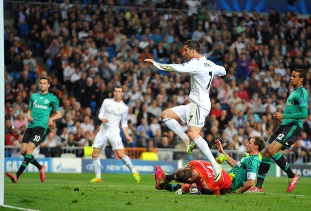 
                <strong>Real Madrid - Schalke 04 3:1</strong><br>
                Und hier der Bildbeweis: Aus kurzer Distanz bringt der Weltfußballer von 2013 die Kugel im Schalker Kasten unter. Torwart Ralf Fährmann ist absolut machtlos. Nicht nur in dieser Szene spielen die Königlichen die Knappen ordentlich her.
              