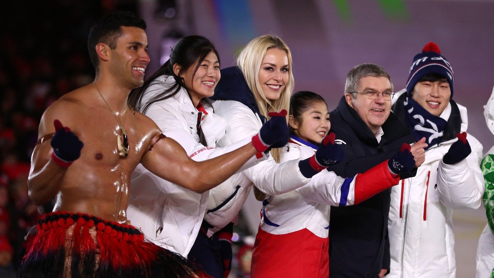 
                <strong>Vorbild für Kinder?</strong><br>
                Stattdessen begeisterte er unter anderem Ski-Star Lindsey Vonn und IOC-Präsident Thomas Bach (Foto). Im echten Leben hat Taufatofua übrigens 15 Jahre lang als Sozialarbeiter mit obdachlosen Kindern gearbeitet, ein Motivations-Buch geschrieben - zudem hat er auf Instagram fast 130.000 Follower. Auch von Prinz Harry und Herzogin Meghan wurde er bereits eingeladen. Mit seinen Auftritten bei Olympia will er aber vor allem eines: Kinder inspirieren und ihnen vermitteln, dass jeder seinen Traum leben kann.
              