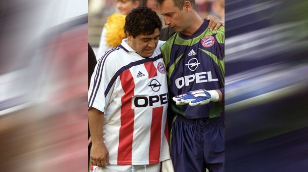 
                <strong>Diego Maradona</strong><br>
                Bei dem Abschiedsspiel von Lothar Matthäus im Jahr 2000 sieht Maradona (li.) dann schon so aus.
              