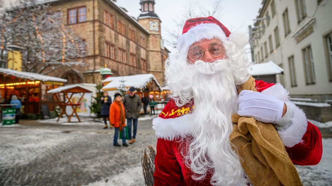 Darsteller von Weihnachtsmännern touren jetzt wieder durch Deutschland. (Symbolbild)