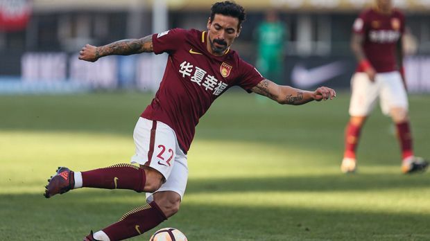 
                <strong>Platz 5 - Ezequiel Lavezzi</strong><br>
                Jahresgehalt: 23 Millionen EuroVerein: Hebei China Fortune (China)Position: LinksaußenAlter: 32 Jahre
              