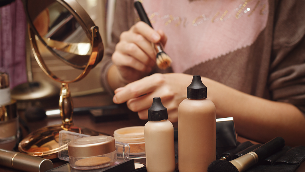 Welche Foundation passt perfekt zu eurem Hauttyp und was genau ist der Unterschied zwischen flüssiger und Puder-Foundation? Wir haben die Beauty-Facts in unserem Beauty-Artikel.