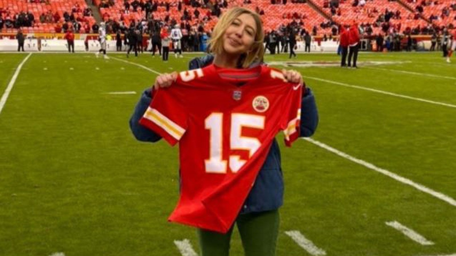 <strong>Heidi Gardner (Kansas City Chiefs)</strong><br>
                Auch Heidi Gardner, Schauspielerin und Komikerin ("Saturday Night Live"), erblickte in der größten Stadt des US-Bundestaates Missouri das Licht der Welt. Fast schon logisch, dass sie ebenfalls den Chiefs die Daumen drückt, wie anhand ihrer Social-Media-Profile nur unschwer zu erkennen ist.
