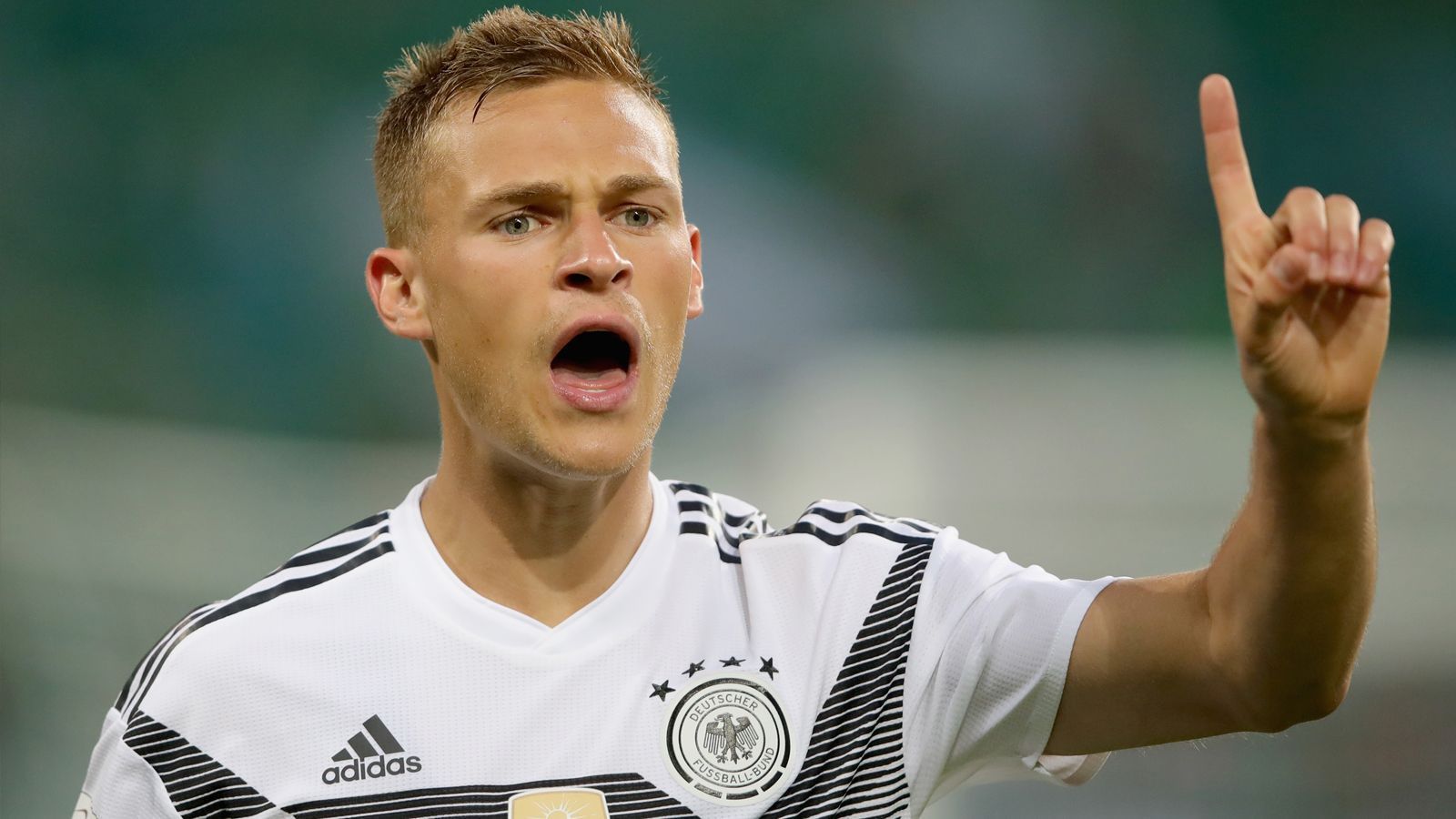 
                <strong>Rechtsverteidiger: Joshua Kimmich</strong><br>
                Kimmich hat sich in der Defensive stark verbessert. Nach vorne ist er sowieso ein Aktivposten und mittlerweile auch torgefährlich. Für mich jedoch noch wichtiger: Der Münchner gehört zu den Wenigen im deutschen Kader, denen man in jeder Sekunde des Spiels den Siegeswillen ansieht. Kimmich mag noch Fehler machen, aber haut sich in jeder Sekunde rein und hat sich auf hohem Niveau bewiesen.
              