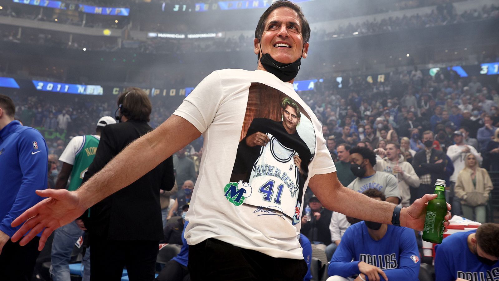 
                <strong>Cuban ehrt Nowitzki auf seine Art und Weise</strong><br>
                Einer, der natürlich nicht fehlen darf und "Dörk" auf seine Art feiert, ist Mark Cuban. Der Besitzer der Mavericks ist mittlerweile ein guter Freund des Deutschen. So empfand es Nowitzki auch als verstörend, als er nah der Meisterschaft mit den Mavericks aufgrund des anschließend folgenden Lockouts nicht mit dem Besitzer auf offiziellen Terminen sprechen und in der Öffentlichkeit gesehen werden durfte.
              