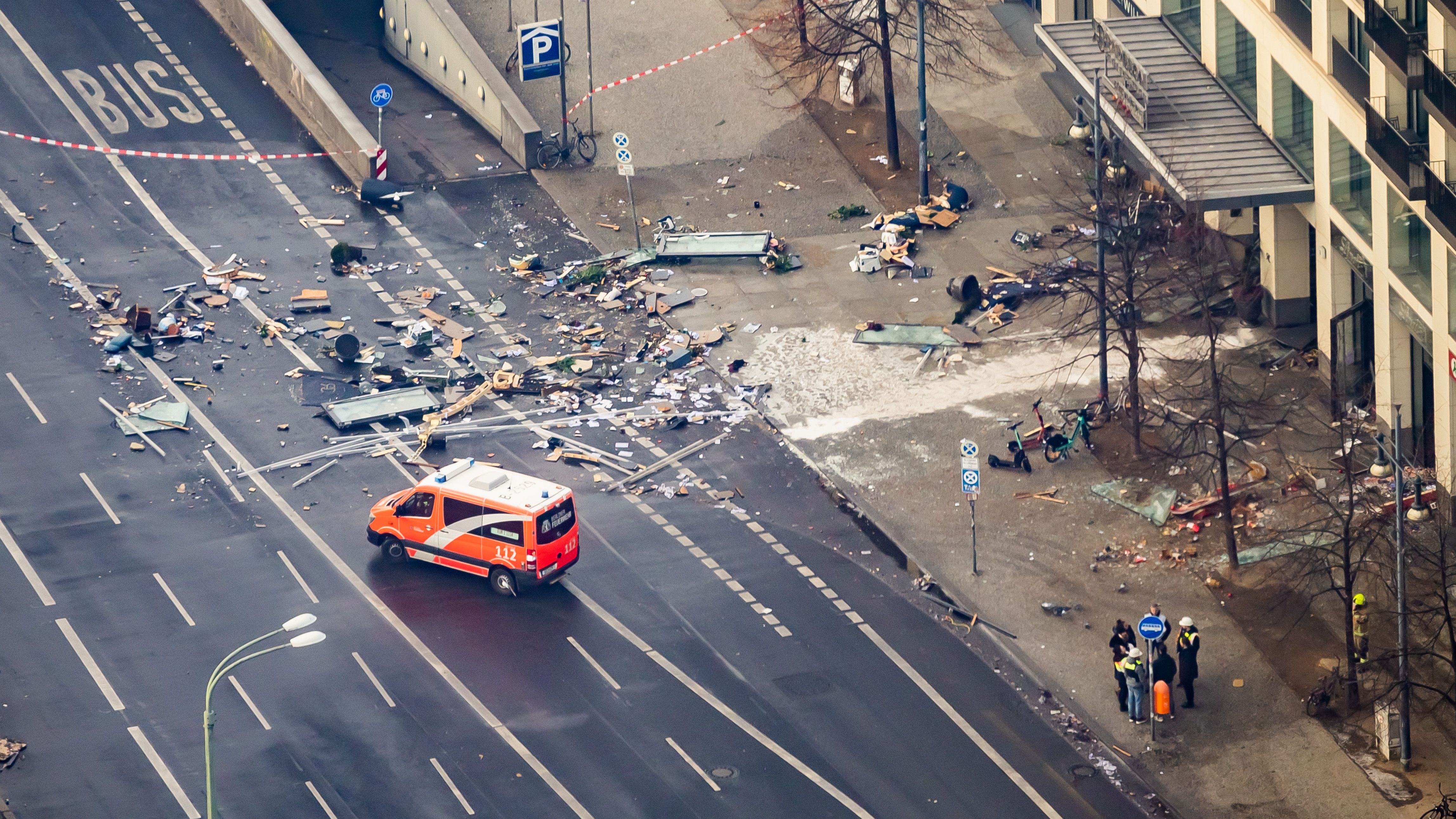 Trümmer liegen auf der Straße vor dem Hotel Radisson Blue. 