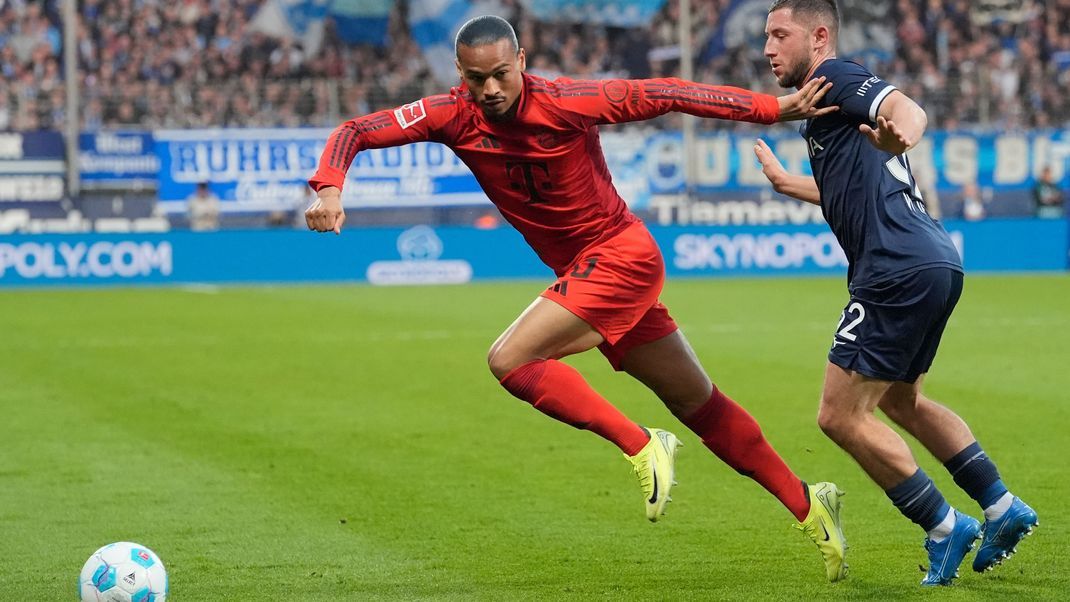 Bayern's Leroy Sane (l), und Bochum's Maximilian Wittek