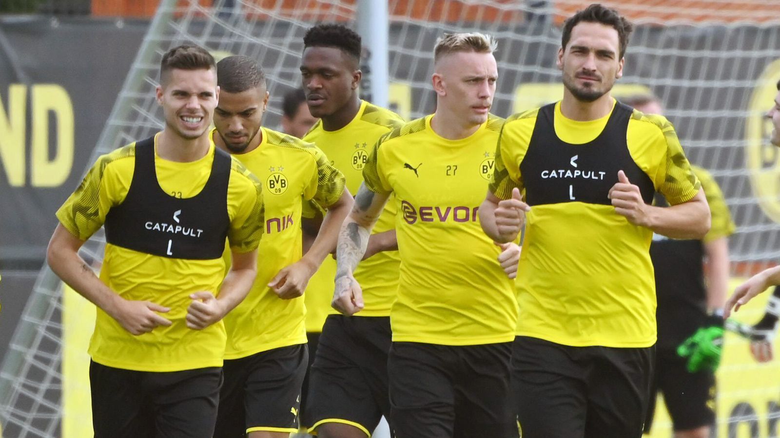 
                <strong>Trainingsauftakt bei Borussia Dortmund</strong><br>
                Als die Einheit dann endlich begann, ging Führungsspieler Hummels (re.) auch gleich vorneweg. An seiner Seite. Julian Weigl (li.).
              