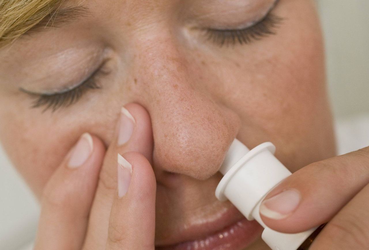 Wenn die Nase trocken ist, kann erst einmal Nasenspray helfen. Das ist aber keine Dauerlösung.
