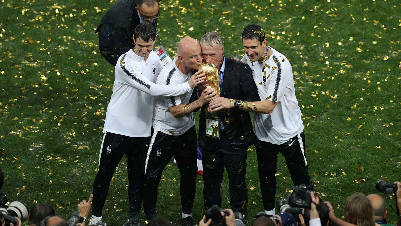 
                <strong>Deschamps schreibt Geschichte</strong><br>
                Frankreichs Trainer Didier Deschamps ist erst der dritte Mensch, der sowohl als Spieler, als auch als Trainer Weltmeister geworden ist. Vor ihm schafften das nur Franz Beckenbauer und Mario Zagallo
              