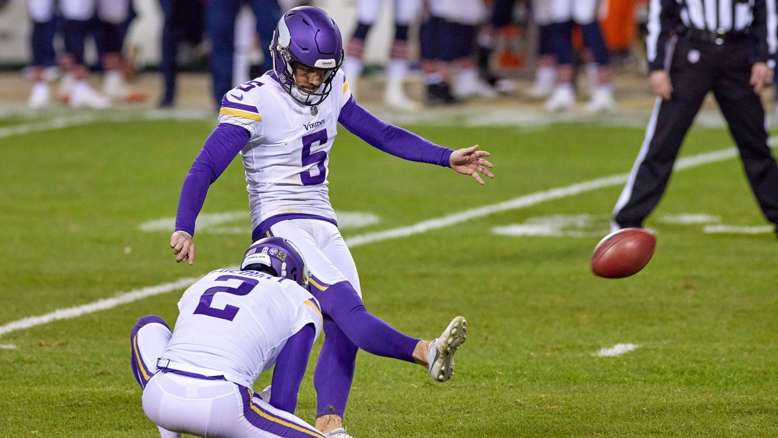 
                <strong>Verlierer: Dan Bailey</strong><br>
                Der 14. Spieltag war aus Sicht der 32 Kicker ein absoluter Katastrophentag, allerdings erlebte kaum jemand ein schlimmeres Spiel als Vikings-Kicker Dan Bailey: Der Routinier verschoss gegen die Tampa Bay Buccaneers ganze vier Versuche, darunter drei Field Goals. Aktuell (Stand: 15. Dezember) steht Bailey noch in Minnesota unter Vertrag, allerdings könnte sich dies bei weiteren Fehltritten schnell ändern. Die Vikings verloren die wichtige Partie letztlich knapp mit 15:26.
              