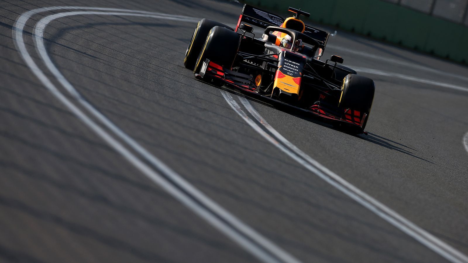 
                <strong>Red Bull hat Kontakt zur Spitze!</strong><br>
                Der Red Bull ist schnell. In Melbourne kassierte Verstappen nicht nur Vettel, er wäre fast auch an Hamilton vorbei gekommen und Zweiter geworden. Honda zum Motorenpartner zu machen und damit zum verkappten Werksteam zu werden, scheint die goldrichtige Entscheidung gewesen zu sein.
              