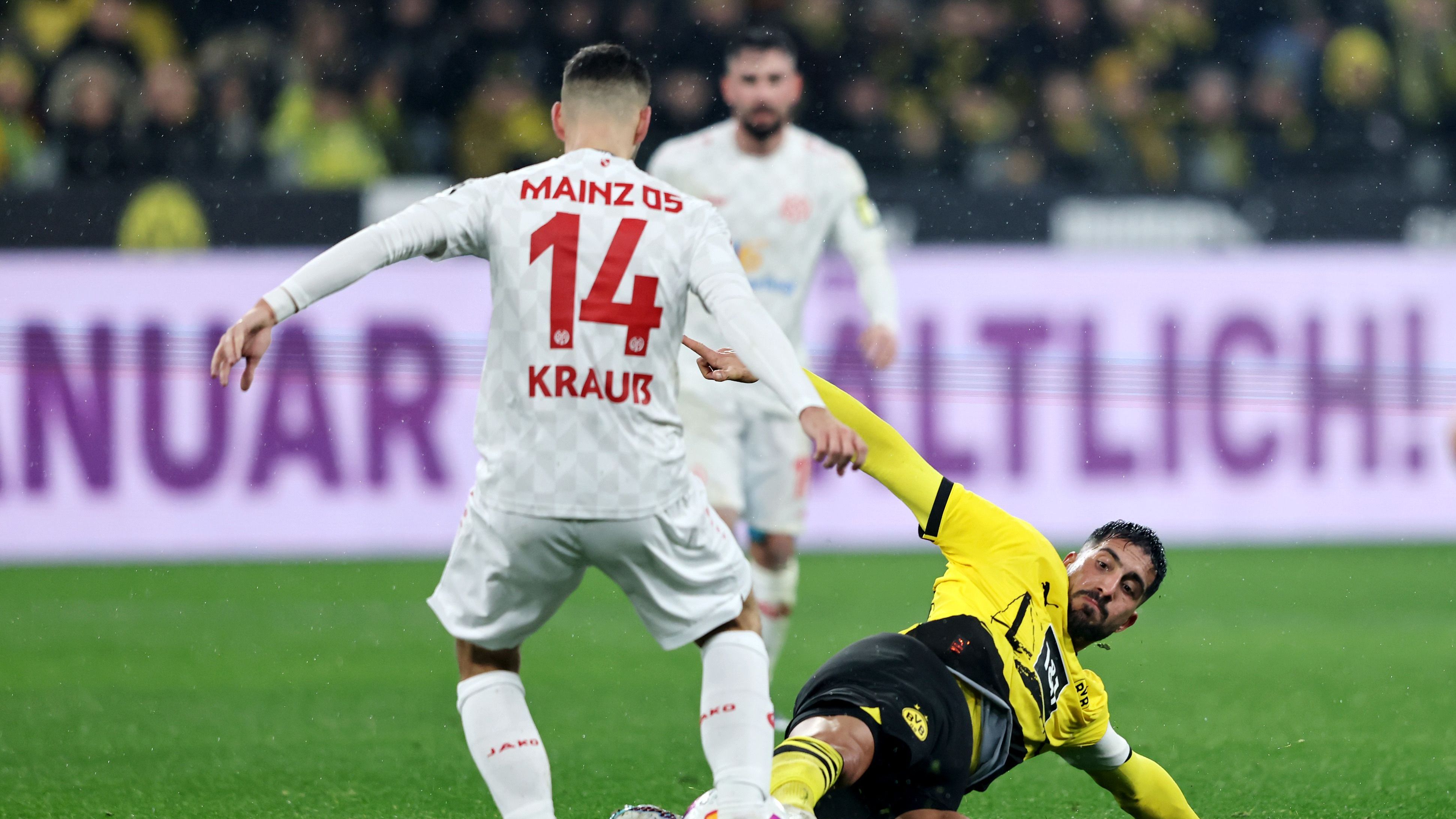 <strong>Tom Krauß (FSV Mainz 05)</strong><br>Leistet sich ein unnötiges Foul, das zum Freistoß führt, der die BVB-Führung bringt. Auch sonst in den Zweikämpfen nicht immer auf der Höhe und fehleranfällig. Setzt sich in den zweiten 45 Minuten fort, wenn auch nicht mehr so gehäuft. <strong><em>ran</em>-Note: 4</strong>