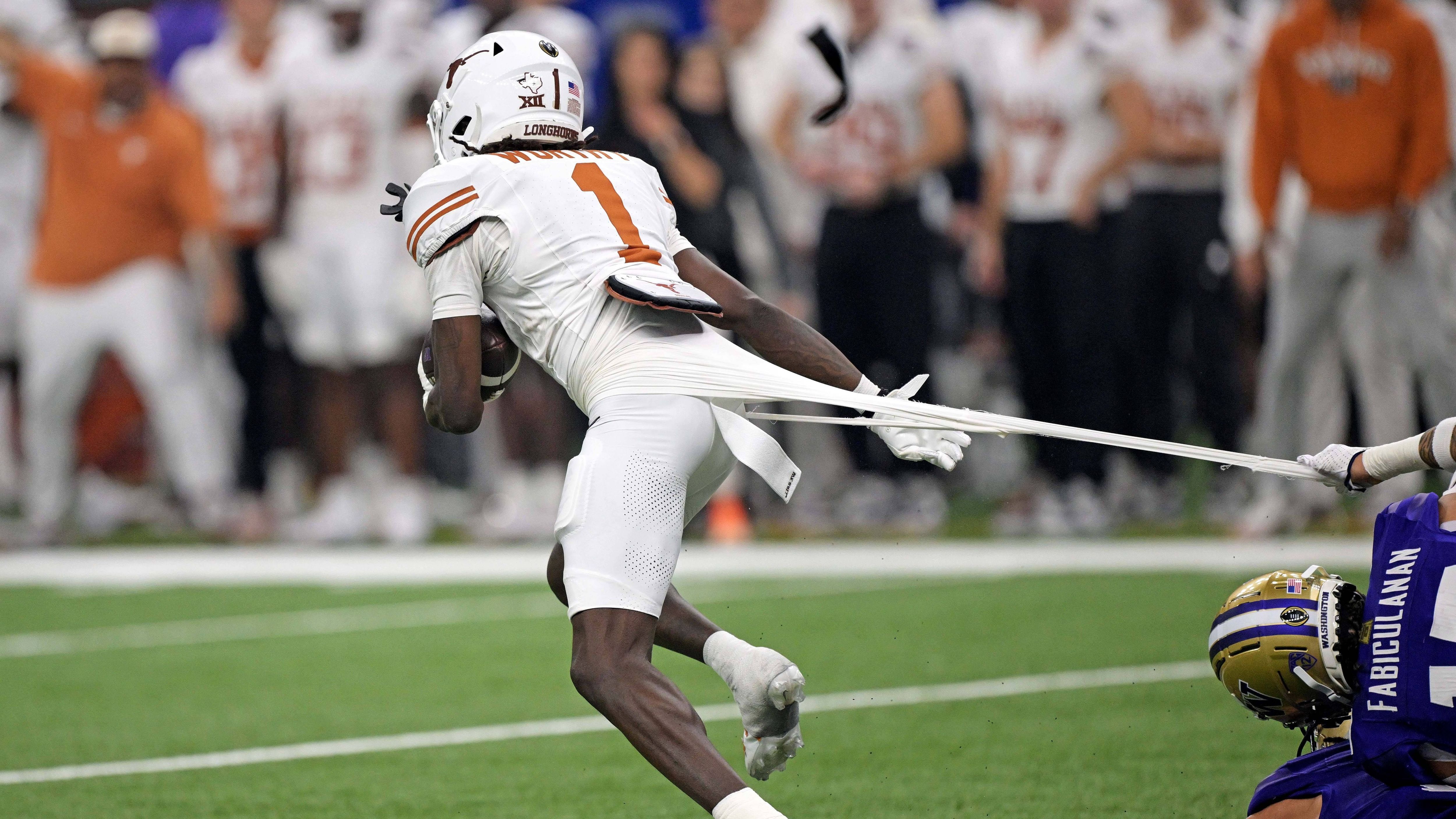 <strong>7. Platz: Xavier Worthy - Schwächen<br></strong>Der 20-Jährige, der auf drei sehr erfolgreiche Jahre bei den Texas Longhorns zurückblickt, hat allerdings auch klare Schwachstellen, die sich wohl kaum ausmerzen lassen. Er stößt mit seiner drahtigen Figur schnell an Grenzen, wenn ein Verteidiger ihn in den Griff bekommt. Auch bei Contested-Catch-Situationen fehlt es ihm an Physis und Fangsicherheit.&nbsp;