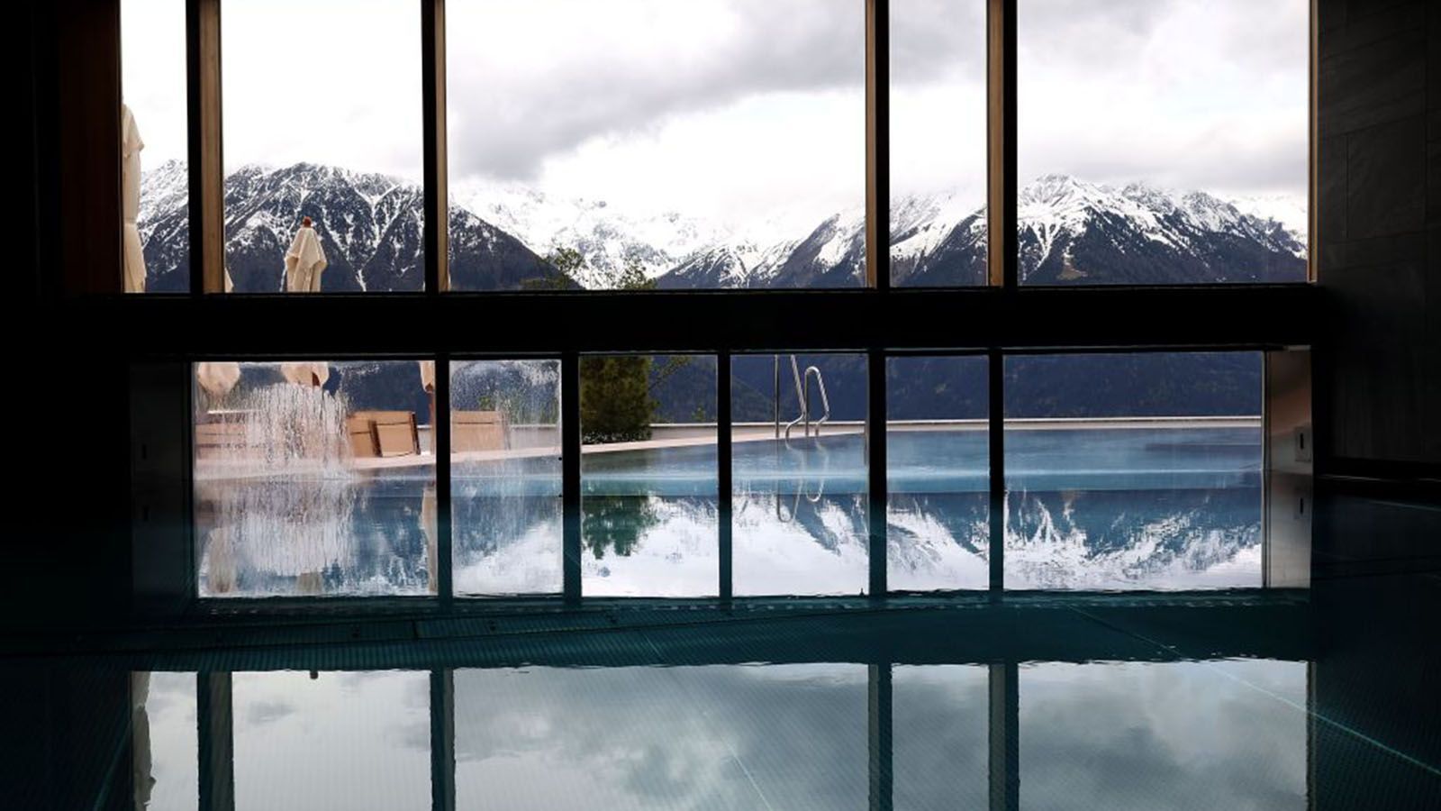 
                <strong>Das luxuriöse DFB-Quartier im Trainingslager in Seefeld</strong><br>
                Oder aber man entschließt sich zu einem Bad im hoteleigenen Schwimmbecken.
              