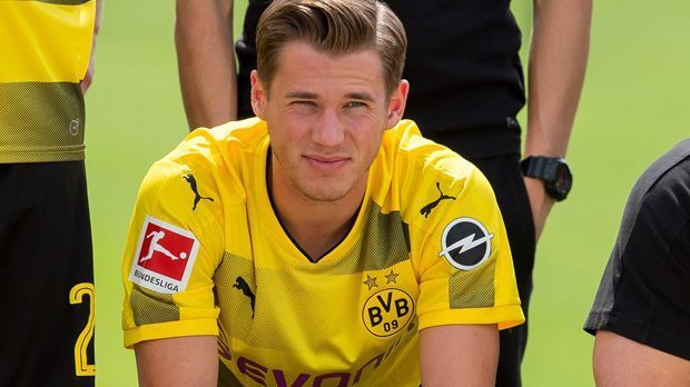 
                <strong>Erik Durm</strong><br>
                Er ist der große Pechvogel der Weltmeister von 2014. Der 25-Jährige kam nach der WM in drei Jahren aufgrund zahlreicher Verletzungen nur auf 45 Bundesligaspiele. Beispiele gefällig: Zwei Knie-Operationen, Rückenprobleme und Hüftprobleme. Aufgrund seiner dicken Krankenakte scheiterte in diesem Sommer sein Wechsel vom BVB zum VfB Stuttgart. Der Aufsteiger nahm nach einem eingehenden Medizincheck von einer Verpflichtung Abstand.
              