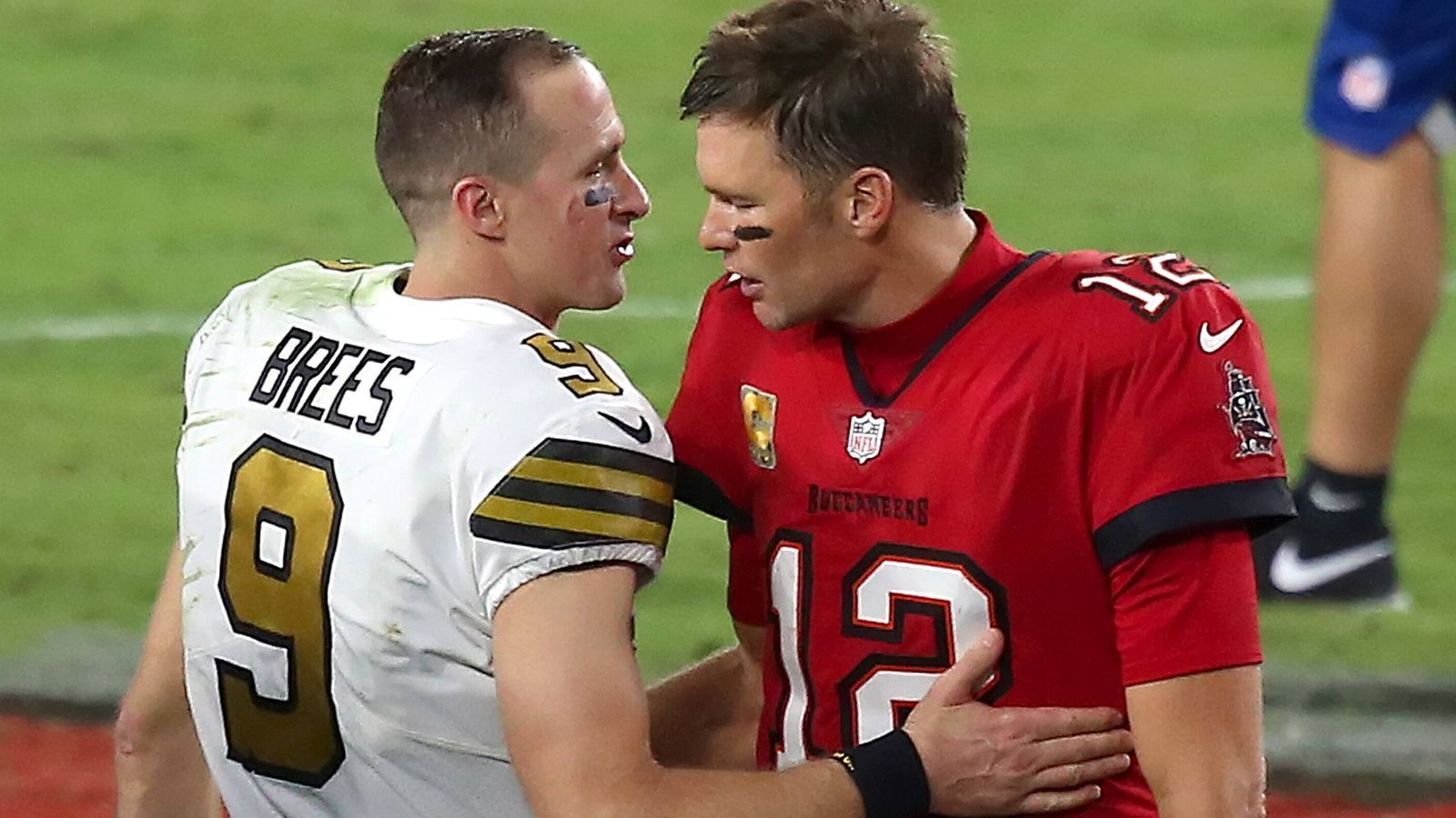 
                <strong>Bucs at Saints: Tom Brady vs. Drew Brees</strong><br>
                Mit dem Spiel der Tampa Bay Buccaneers bei den New Orleans Saints in der Sonntagnacht (0:15 Uhr live auf ProSieben und auf ran.de) endet die Divisonal Round. Und natürlich liegt der Fokus auf dem Duell der beiden Quarterback-Altmeister. Auf der einen Seite steht mit Tom Brady der erfolgreichste Spieler aller Zeiten, auf der anderen mit Drew Brees ein echter Virtuose, der aber erst einmal den Super Bowl gewinnen konnte. Beide sind über 40, beide werden nicht mehr so viele Chancen auf den Super Bowl bekommen. Wessen Traum endet am Sonntag?
              