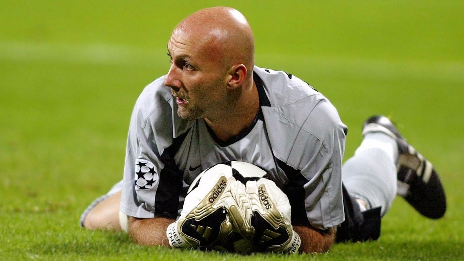 
                <strong>Fabien Barthez (von 2000 bis 2004 bei Manchester United)</strong><br>
                Als der damals 29-jährige Franzose Fabien Barthez im Sommer 2000 von der AS Monaco zu ManUtd wechselte, war er längst ein Weltklasse-Keeper, der mit Frankreichs Nationalmannschaft unmittelbar vor seiner Ankunft Europameister wurde und zwei Jahre zuvor bereits Weltmeister. Trotz einer Körpergröße von nur 1,80 Metern konnte sich der Glatzkopf auch in England behaupten, hatte jedoch immer wieder jene Böcke dabei, für die Barthez bekannt war, und war auch abseits des Platzes nicht immer diszipliniert. Diese Summe mehrerer Faktoren war wohl dafür verantwortlich, dass die Barthez-Ära bei Manchester United nach zwei Meistertitel im Januar 2004 endete. Der Torhüter kehrte zu seinem Ex-Klub Olympique Marseille zurück.
              