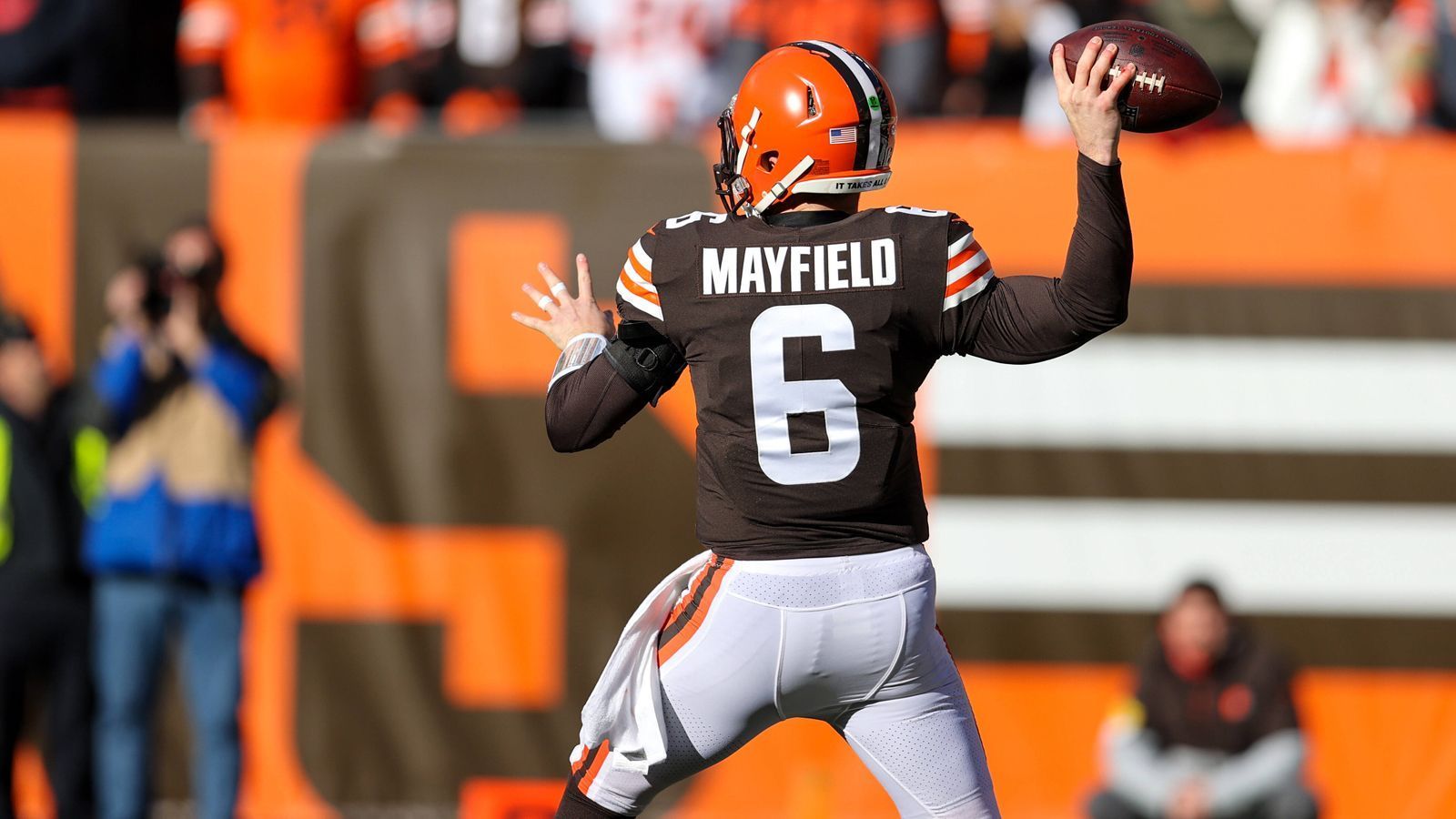 
                <strong>Die enttäuschende Saison des Baker Mayfield</strong><br>
                Die diesjährige NFL-Saison sollte eine wegweisende sein für Quarterback Baker Mayfield und die Cleveland Browns. So wollte der Nummer-1-Pick von 2018 sich mit einer starken Saison für einen gut dotierten Vertrag bei den Browns empfehlen - dies gelang jedoch überhaupt nicht. So spielte Mayfield wohl die schwächste NFL-Saison seiner Karriere, in der er grade mal auf 3.010 Passing-Yards kam, bei 17 Touchdowns und 13 Interceptions in 14 Spielen. Zudem kursierten zeitweise Videos, wie Mayfield weit offene Wide Receiver ,wie zum Beispiel Odell Beckham, reihenweise überwarf. Nachdem die Browns mit einer Bilanz von 8-9 die Playoffs verpassten, wird jetzt im Front Office evaluiert werden müssen, ob Baker Mayfield die langfristige Antwort als Franchise-Quarterback ist.
              