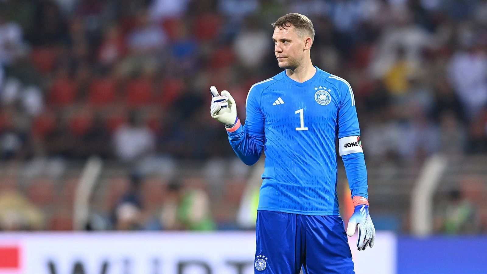 
                <strong>Manuel Neuer</strong><br>
                Wird trotz mehrerer guter Chancen für den Oman kein einziges Mal zu einer Parade gezwungen. Pflückt ein paar Hereingaben aus der Luft und klärt in der 82. Minute einen Angriff des Oman mit dem Kopf. Im Aufbauspiel ohne Fehlpässe. ran-Note: 3
              