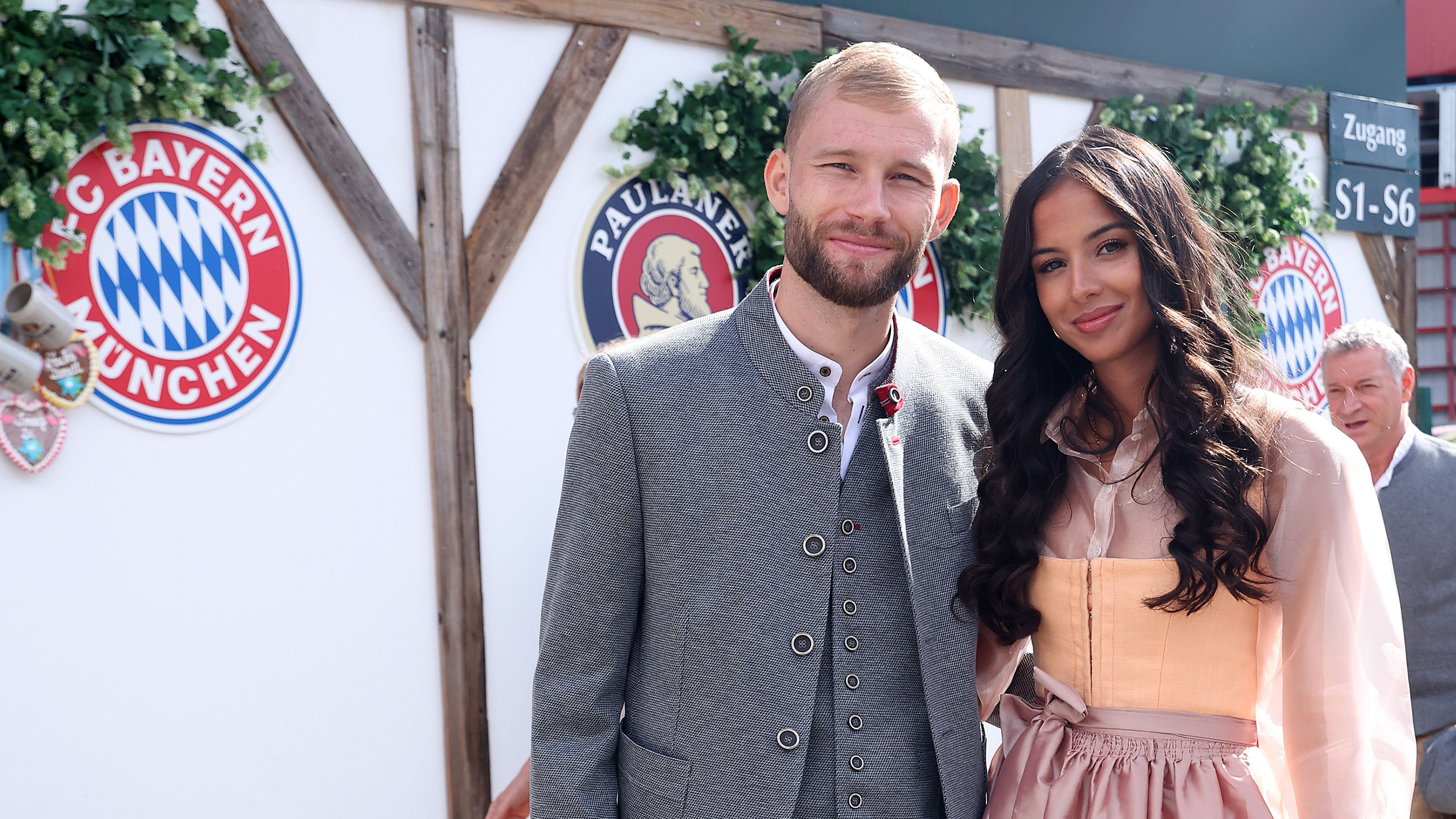 <strong>Konrad Laimer</strong><br>Beim Einzug ins Bierzelt posieren noch weitere Bayern-Stars. Konrad Laimer zeigt sich in Begleitung seiner Frau Ines-Sarah, die er erst in diesem Sommer geheiratet hat.