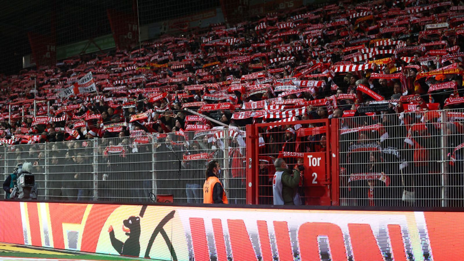 
                <strong>Berlin-Derby: Die Bilder des Spiels</strong><br>
                Dafür gibt es vor Anpfiff des Stadt-Derbys eine imposante Schal-Choreo zu den Klängen der Union-Hymne. Erstmals macht sich so etwas wie Gänsehaut breit. 
              