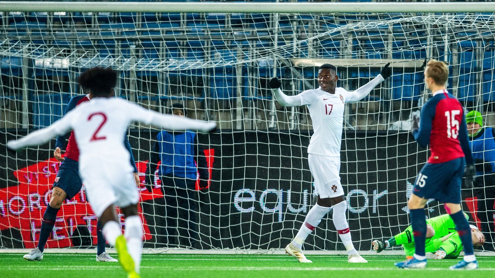 
                <strong>Portugal</strong><br>
                Mit neun Siegen aus zehn Partien überstanden die Portugiesen souverän die Qualifikation und hatten nur aufgrund der schlechteren Tordifferenz das Nachsehen gegenüber der Niederlande. Bei der EM nimmt die Mannschaft um die Topspieler Rafael Leao (AC Mailand), Trincao (FC Barcelona) und Diogo Leite (FC Porto) den ersten U21-EM-Titel der Geschichte ins Visier. Dafür muss zunächst die Vorrunde überstanden werden, die Gegner in Gruppe D sind mit Kroatien, England und der Schweiz aber alles andere als Laufkundschaft.
              