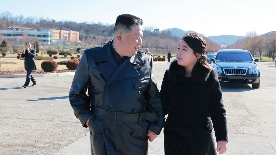 Kim Jong-un, Machthaber von Nordkorea (l) und seine Tochter, bei dem Besuch eines angeblichen Tests einer Hwasong-17 Interkontinentalrakete an einem unbekannten Ort in Nordkorea .
