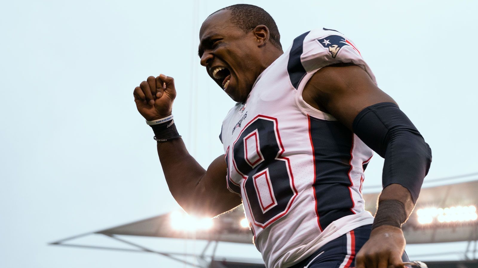 
                <strong>Matthew Slater</strong><br>
                Matthew Slater war schon vor Edelman bei den Patriots, er steht vor seiner 14. Saison im Team. Auch der Vertrag des neunmaligen Pro Bowler läuft nach dieser Spielzeit aus. Slater wird in erster Linie als Special Teamer eingesetzt, wird vom Klub jedoch als Wide Receiver gelistet. So kommt der dreimalige Super-Bowl-Champion, der 2008 in der fünften Runde gedraftet wurde, in 213 Partien auf 46 Receiving Yards und elf Rushing Yards. Als Kickoff-Returner legte Slater 702 Yards zurück, bringt es zudem auf 183 Tackles. Trotz des Edelman-Abschieds werden die Special Teams wohl sein Zuhause bleiben.
              