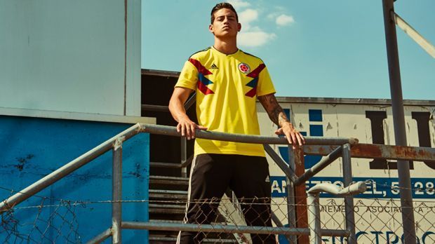 
                <strong>Kolumbien</strong><br>
                Bei der Gestaltung des kolumbianischen WM-Trikots orientierte sich Ausrüster "Adidas" an jenen, die die Südamerikaner bei der WM-Endrunde 1990 trugen. Damals war Carlos Valderama der große Star Kolumbiens, heute ist es der Münchner James Rodriguez.
              